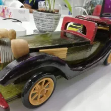 Voiture ancienne en bois
