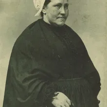 La Roche-Maurice - Femme en costume